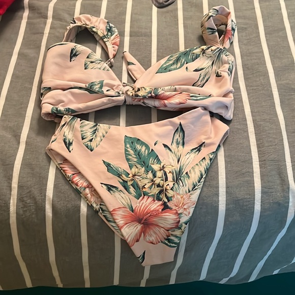 Montce bikini set large top, small bottoms - Picture 1 of 9